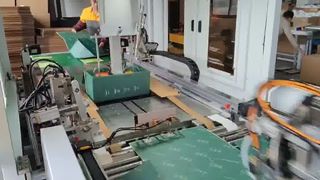 Leimspritz- und Kartonmontagemaschine