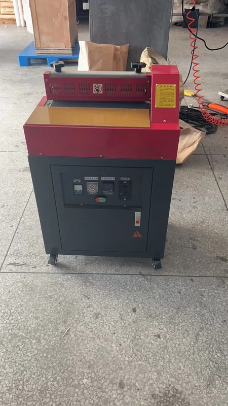 Warmschmelzklebmaschine für die Schuhherstellung zum Einfügen von Wandpapier-Laminationsbeschichtung