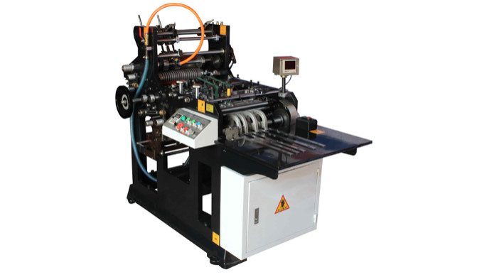 Anpassungsfähige Papiertütenformmaschine zur Herstellung kleiner Umschläge mit Luftsaug